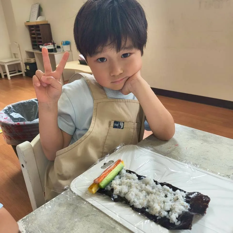 形をテーマにしたクッキング、三角おにぎりと手巻き寿司で円筒形...