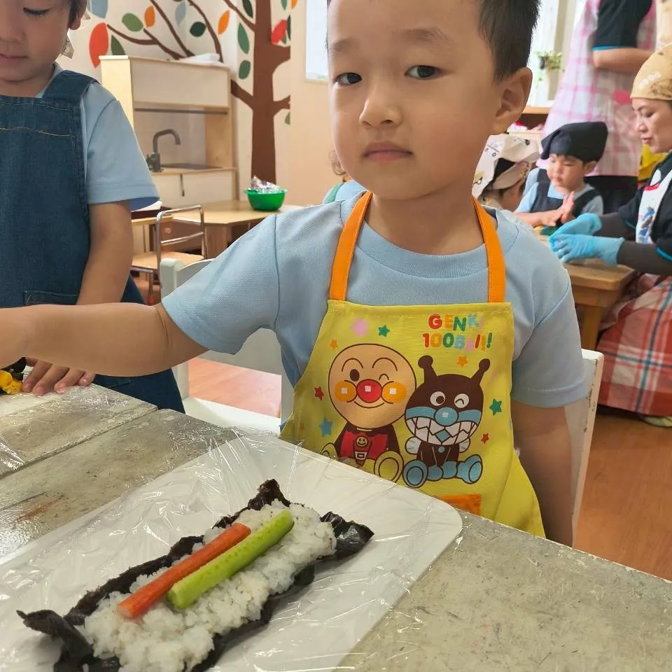 形をテーマにしたクッキング、三角おにぎりと手巻き寿司で円筒形...