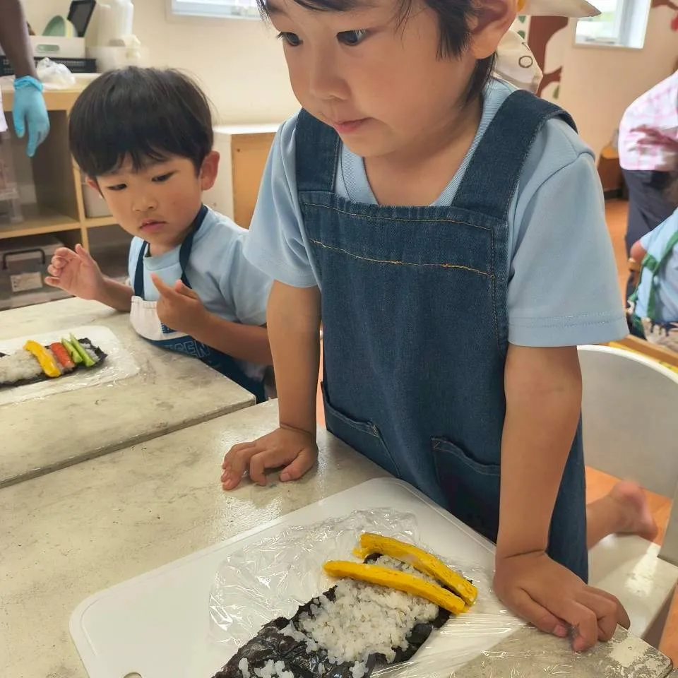 形をテーマにしたクッキング、三角おにぎりと手巻き寿司で円筒形...