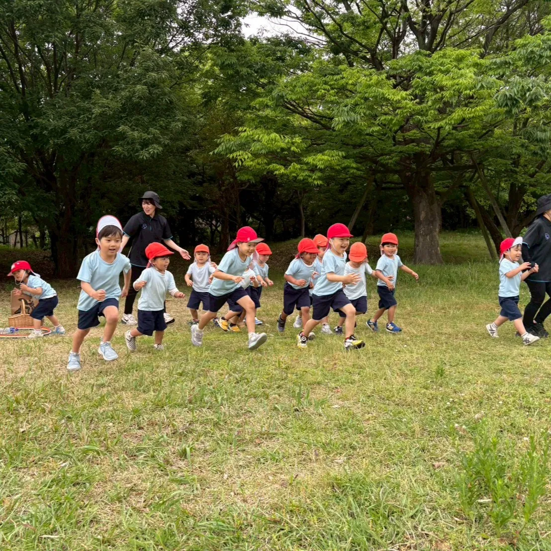 公園に散らばったいろんな形のカードをHuntingするレクリ...