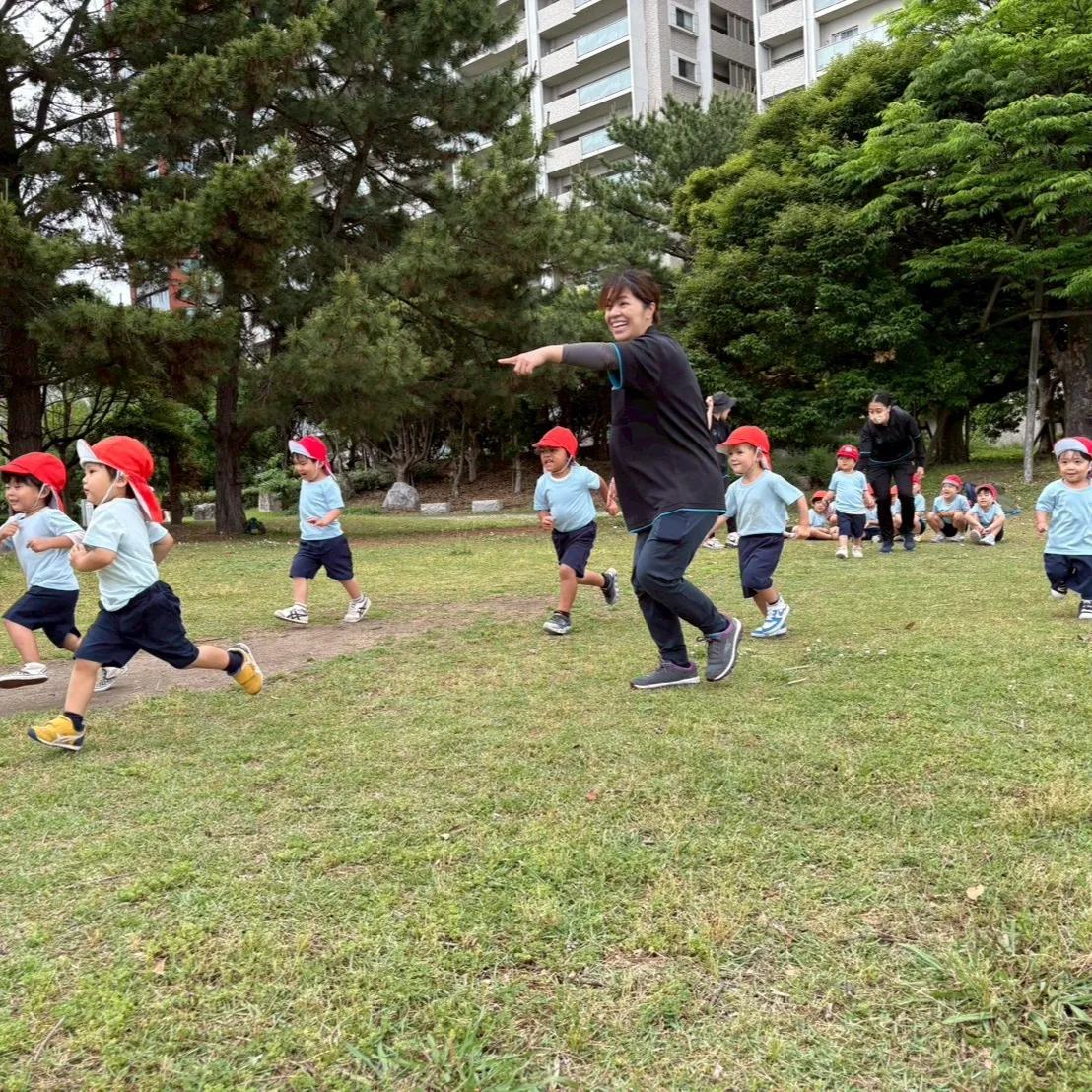 公園に散らばったいろんな形のカードをHuntingするレクリ...